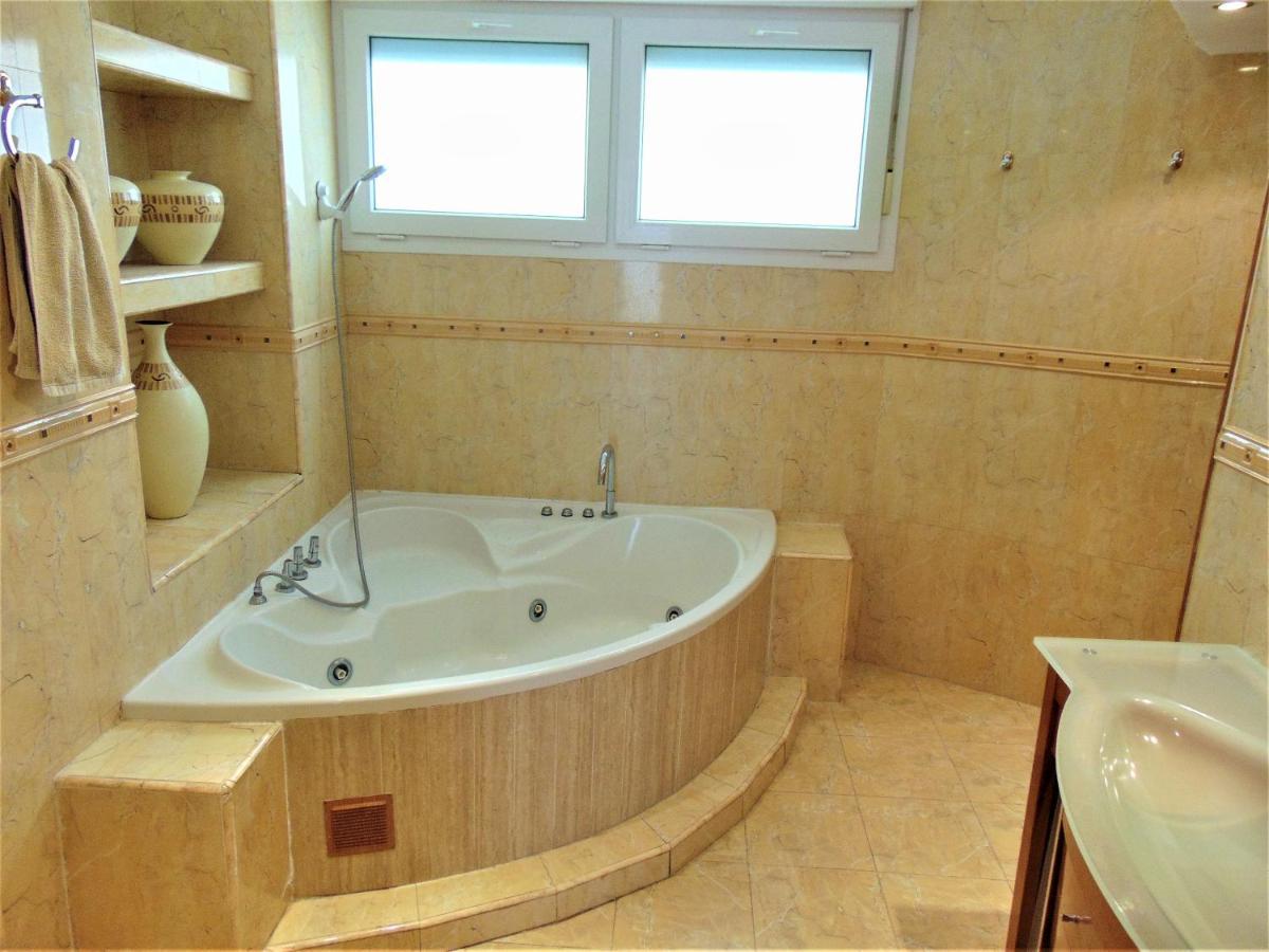 Beachfront, Two Bed- & Bathrooms, Private Parking Fuengirola Εξωτερικό φωτογραφία